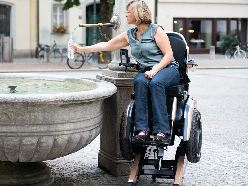 Frau nutzt Höhenverstellung bei Scewo Bro