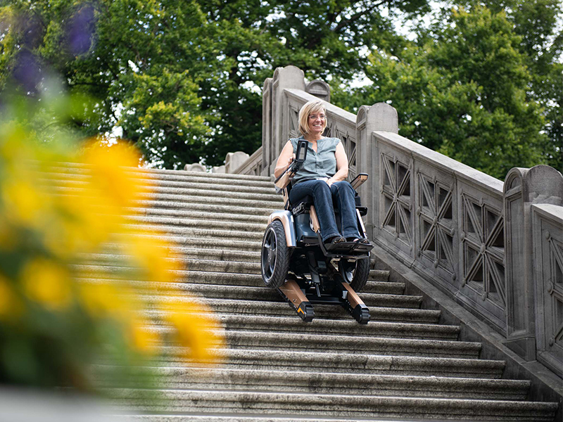 Frau fährt mit Scewo Bro Treppe hinunter