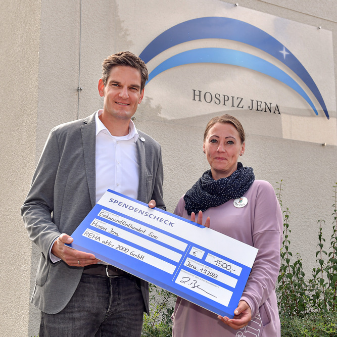 Lars Birnbaum von REHA aktiv 2000 und Monika Hirche vom Hospiz Jena